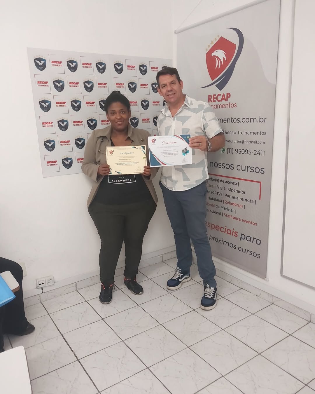 Ambiente de capacitação profissional com materiais organizados para treinamento operacional